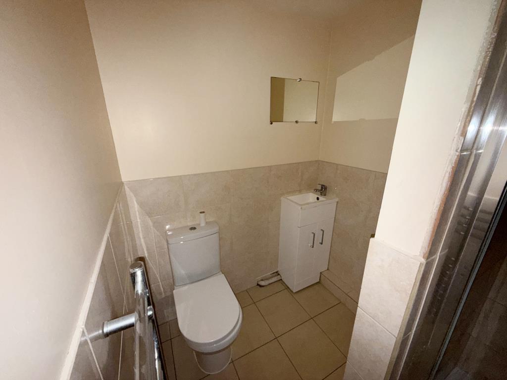 Lot: 47 - WELL PRESENTED TWO-BEDROOM FLAT - Shower with WC
